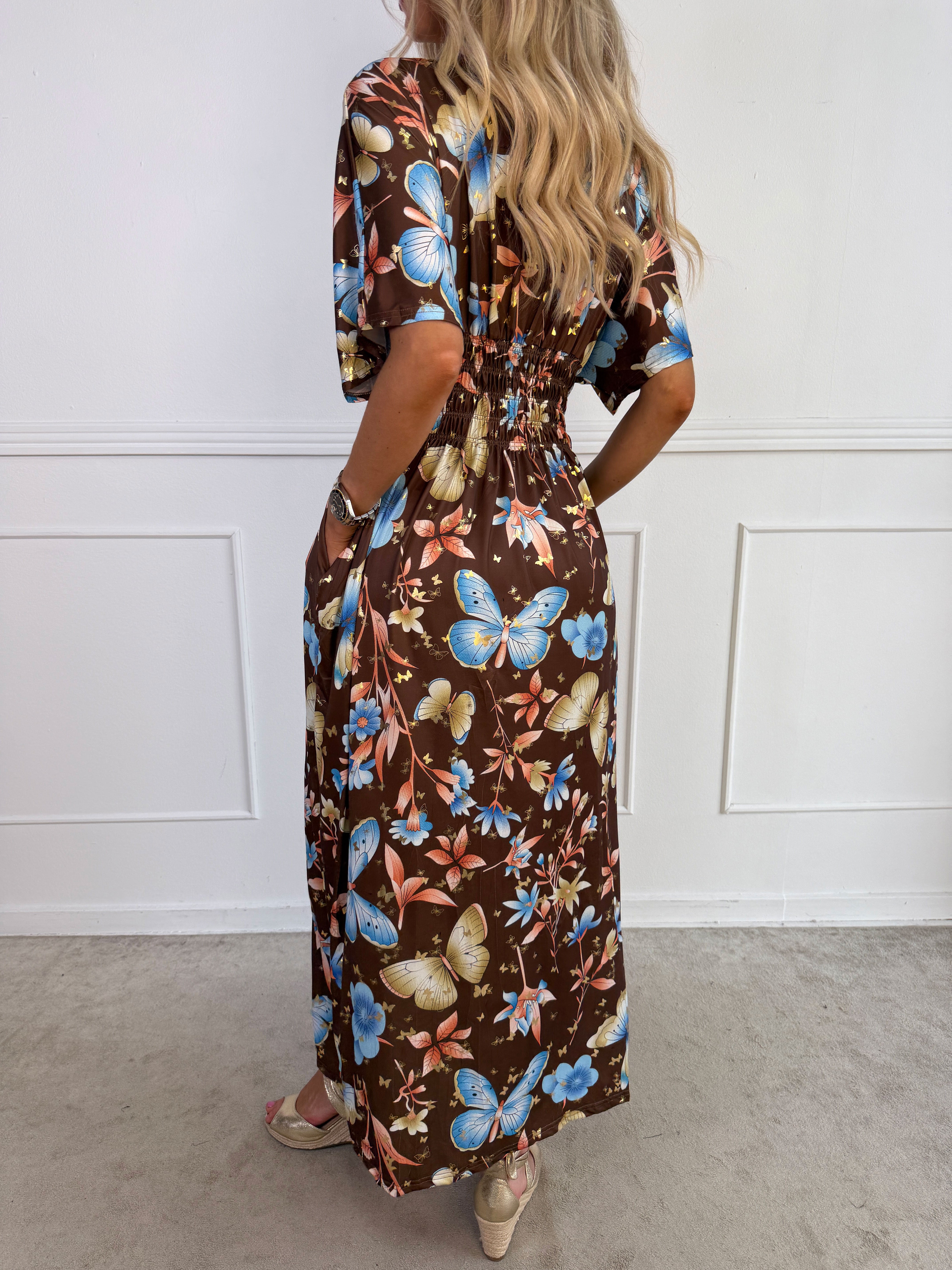 Pams Fairytale - Lång stretchig klänning i fint blom- och fjärilstryck